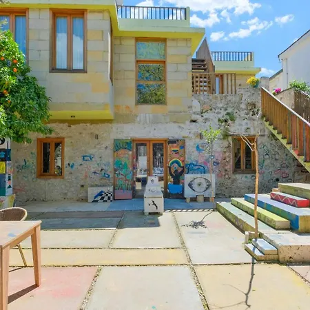 Bed and Breakfast Uezuemlue Evleri